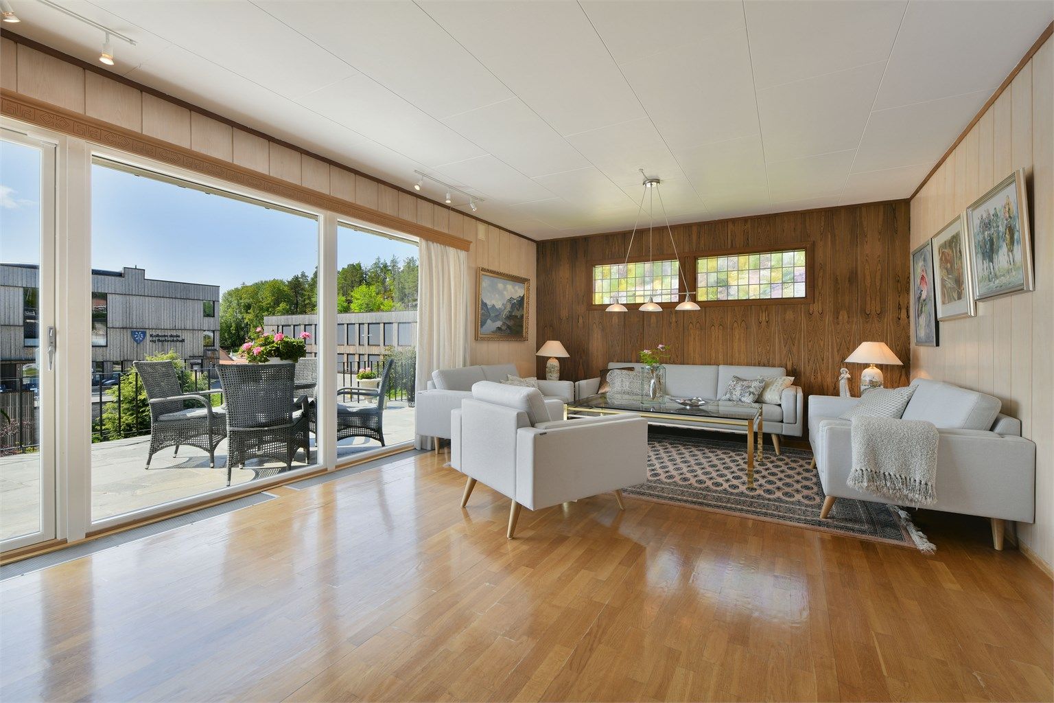 Stue - stor stue med plass til sofaløsning, bord, m.m.