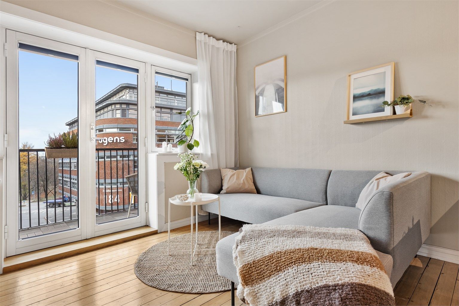 Her er det god plass til å møblere med sofa, salongbord og TV-seksjon.