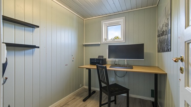 Boligen har et eget kontor i andre etasje, ideelt for hjemmearbeid.