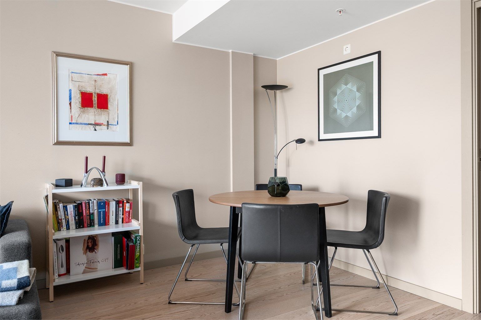 Den åpne planløsningen gir fleksibilitet for møblering.