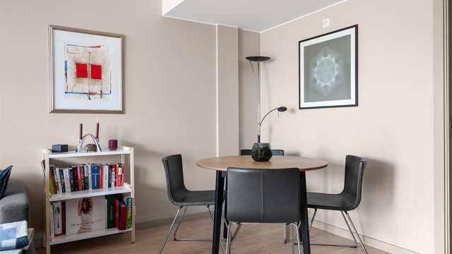 Den åpne planløsningen gir fleksibilitet for møblering.