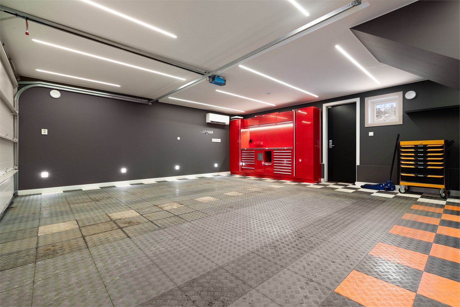 Boligen strekker seg over tre plan med blant annet stor dobbelgarasje, to stuer, hagestue, fire soverom, fire baderom, vaskerom, kjeller utleid for kr 12.500,- pr mnd og mye mer!