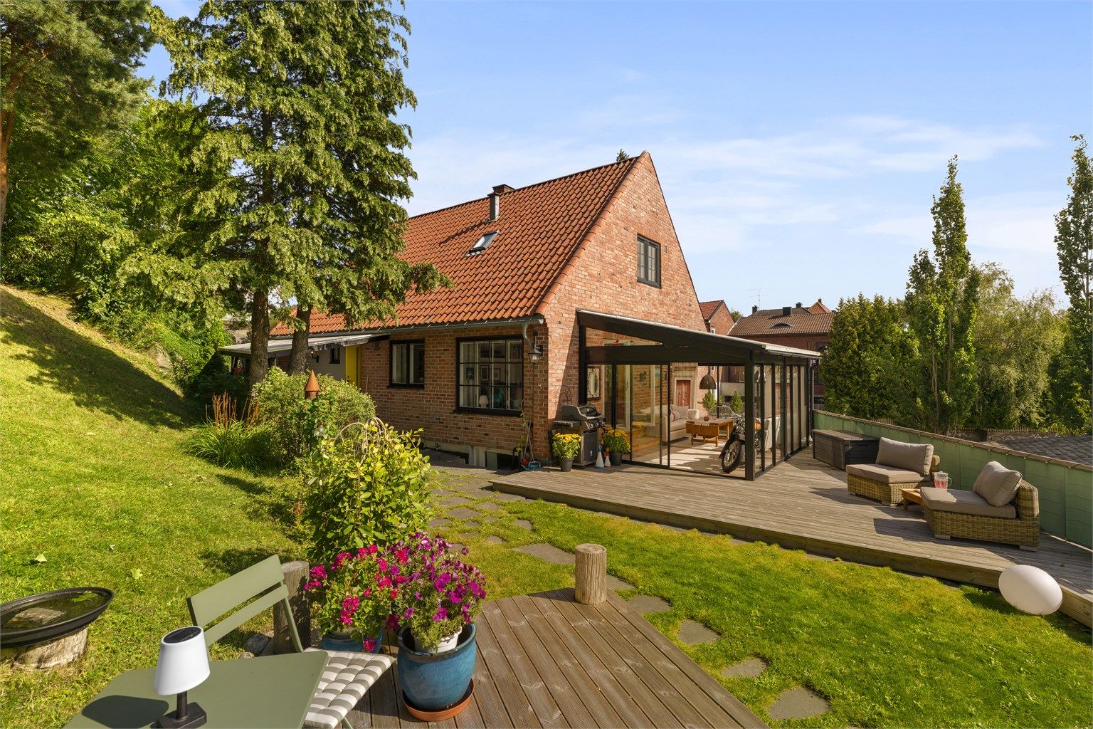 Den tilbaketrukne og usjenerte hagen er enestående med tanke på at den ligger midt i byen!