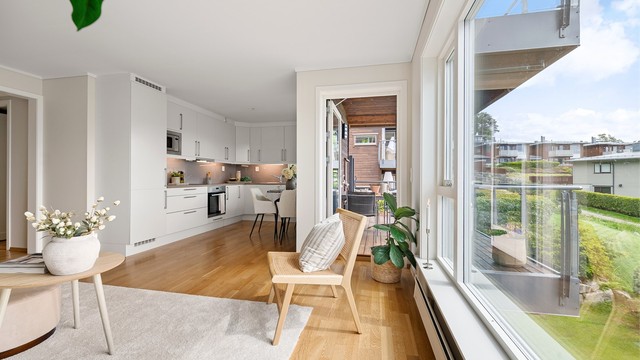 Fra stuen er det direkte tilknytning til både kjøkken og balkong.