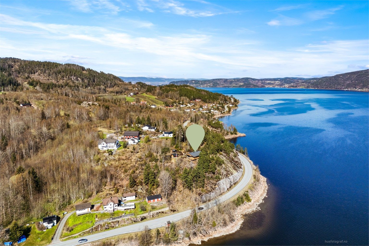 Med kun ca. 7 minutters kjøring til Svelvik og ca. 20 minutter til Drammen, er både servicetilbud og byliv lett tilgjengelig.