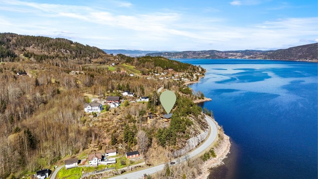 Med kun ca. 7 minutters kjøring til Svelvik og ca. 20 minutter til Drammen, er både servicetilbud og byliv lett tilgjengelig.