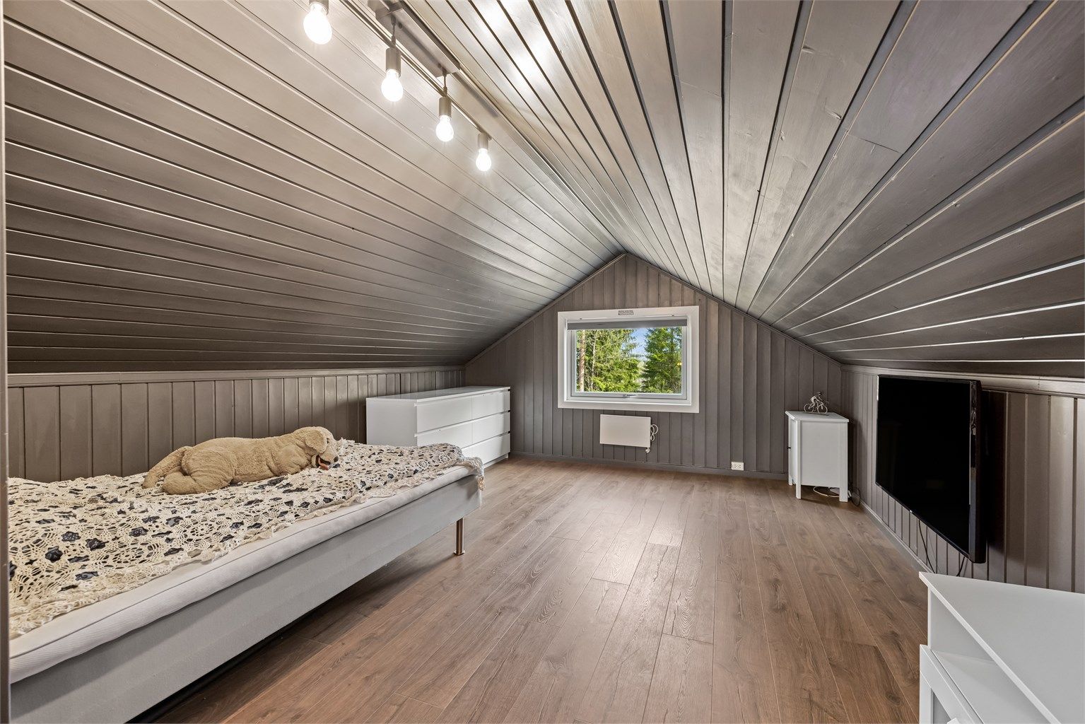 Loftstuen gir ekstra spillerom og er et perfekt areal for barn og unge. Loftsetasjen er ikke godkjent for varig opphold.