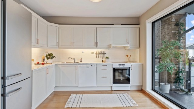 Kjøkkenet er utstyrt med frittstående hvitevarer, inkludert komfyr, oppvaskmaskin og kjøleskap, som alle medfølger.