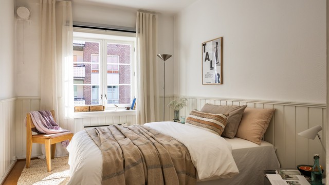 Soverommet er både lunt og romslig - en fredelig sone som vender ut mot rolig gate. Med en lengde på over 4 meter er det god plass til en stor dobbeltseng med nattbord. Rommet er fleksibelt og lett å møblere.