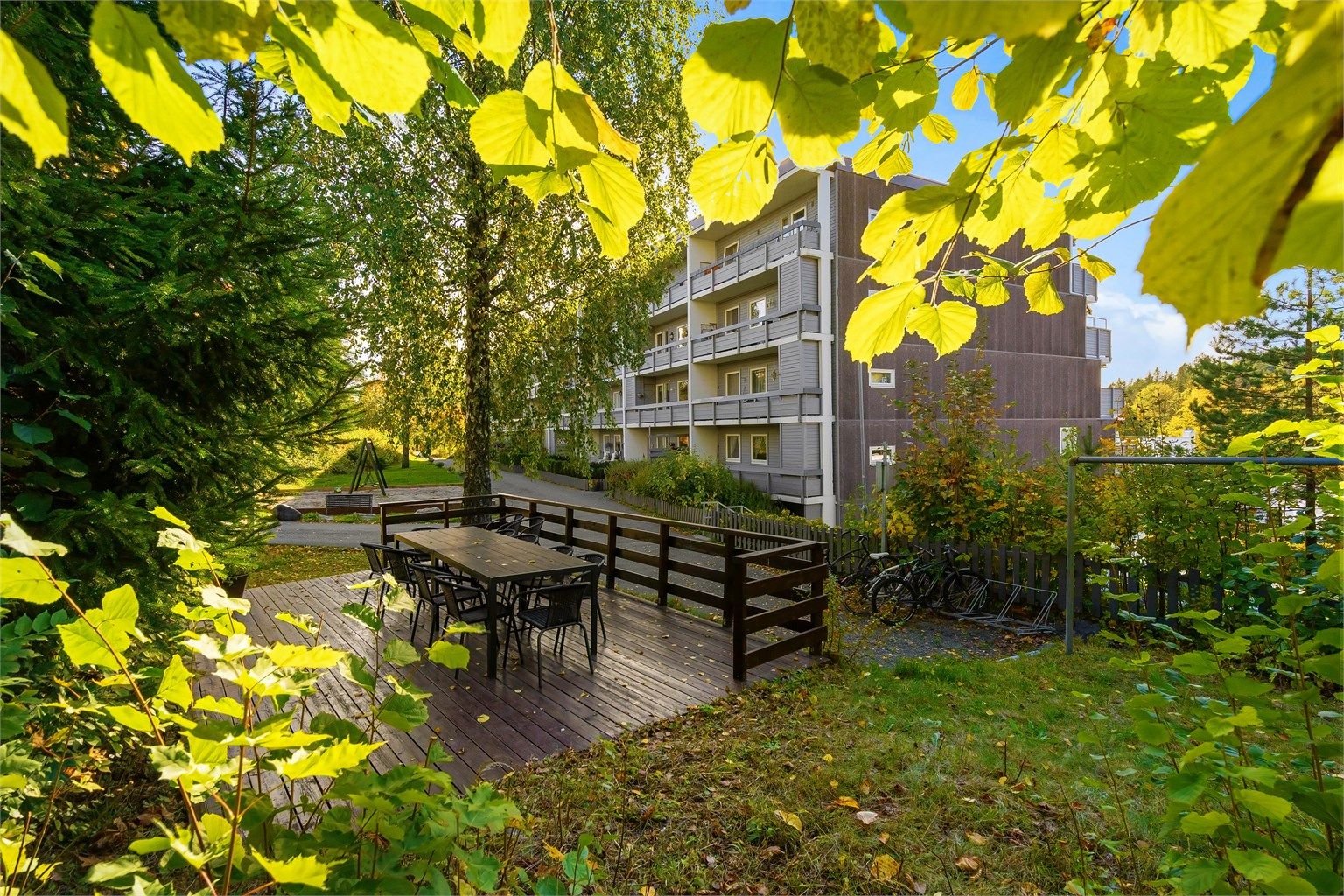 Felles sitteplass i grønne og rolige omgivelser like ved bygget.