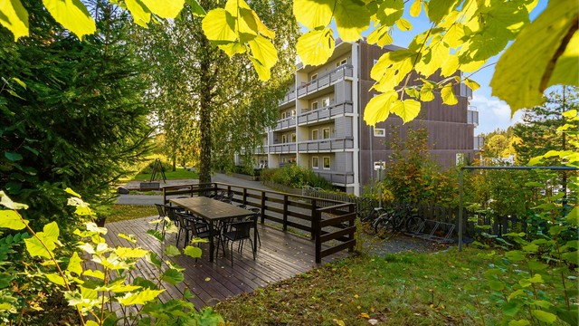 Felles sitteplass i grønne og rolige omgivelser like ved bygget.