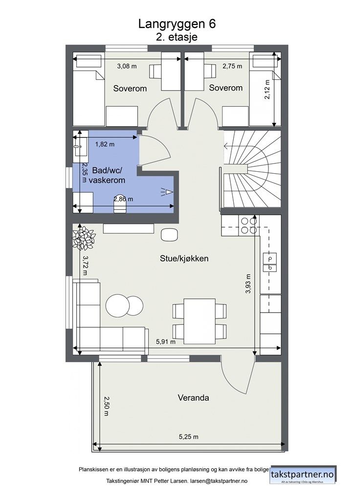 Andre etasje rommer stue og kjøkken i åpen løsning, to soverom og bad.