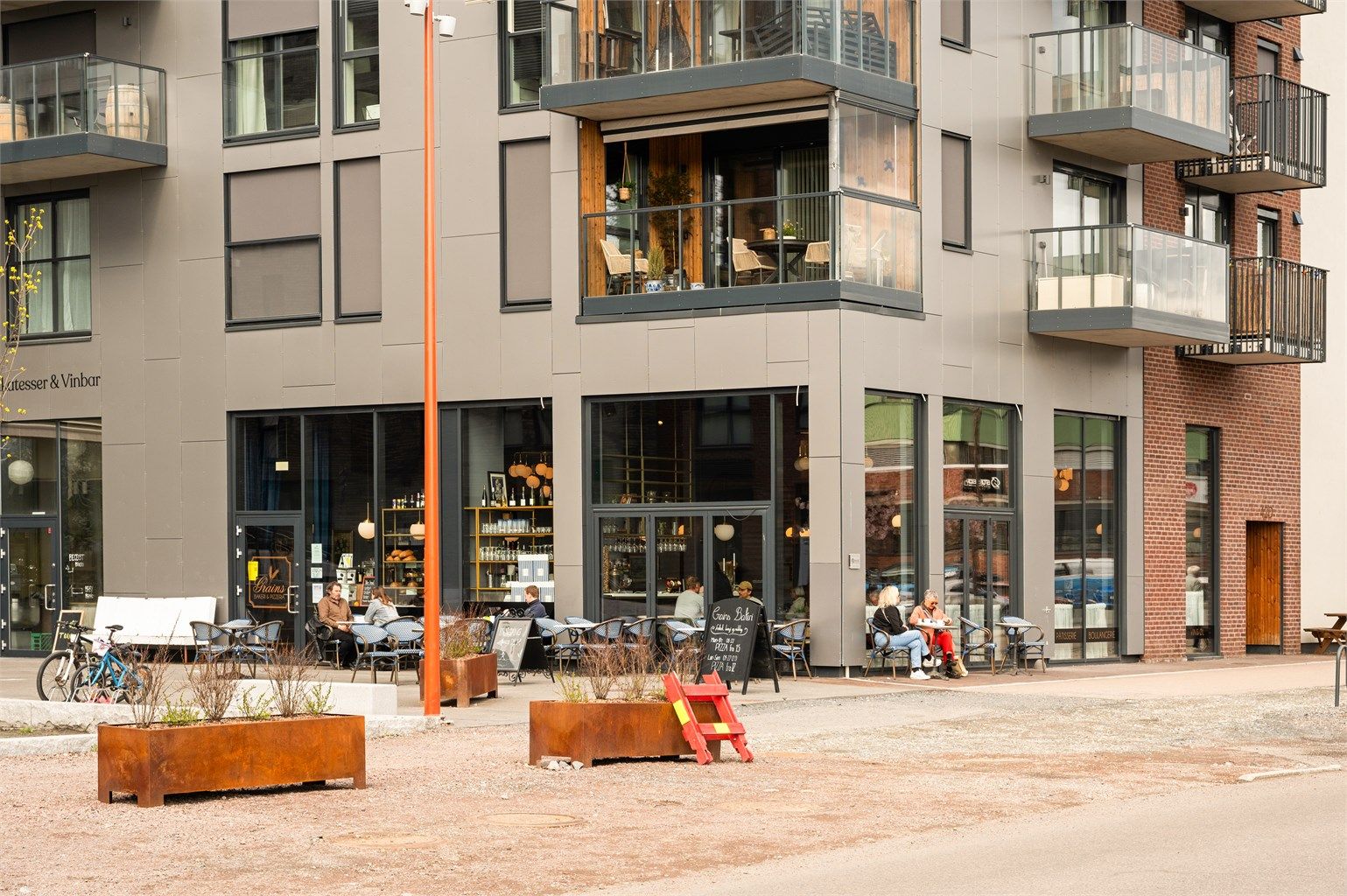 Nærområdet byr også på hyggelige spisesteder og kafeer for sosiale sammenkomster.