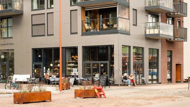 Nærområdet byr også på hyggelige spisesteder og kafeer for sosiale sammenkomster.