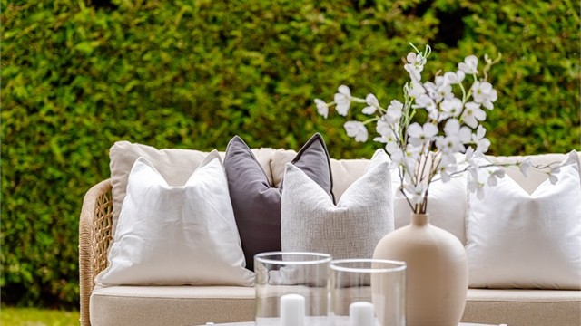 Fra stuen er det også utgang til leilighetens terrasse.