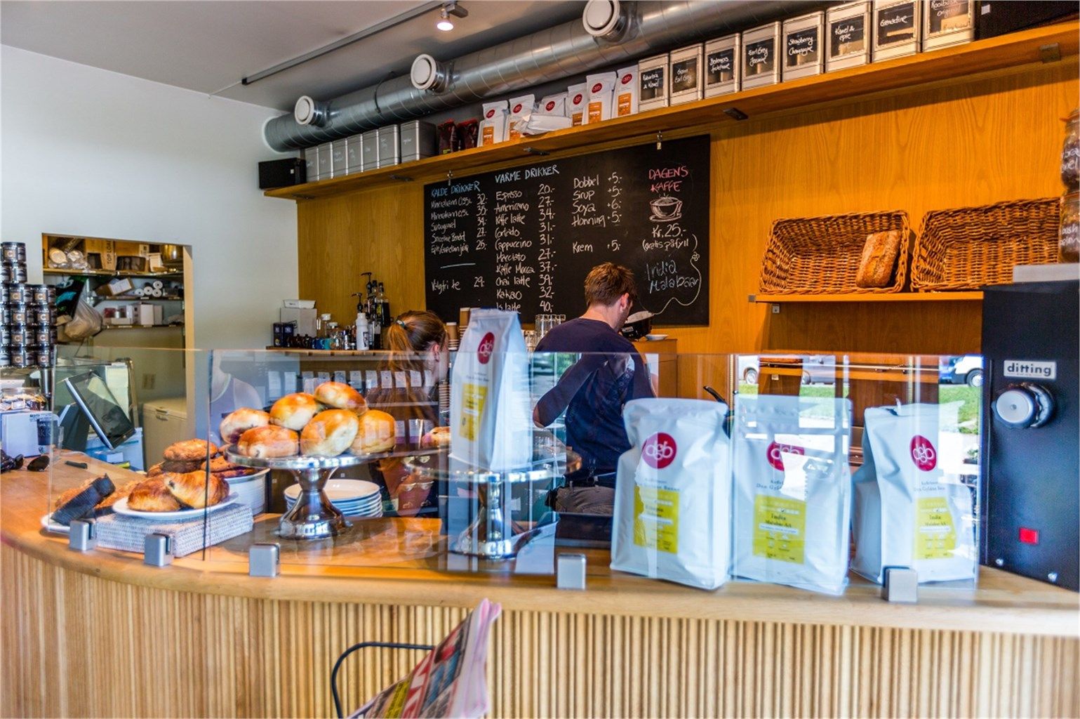 Kaféen Kaffe og Brød på Disen ligger ca. 5 min unna leiligheten
