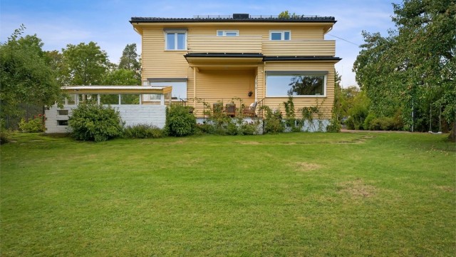 Nydelig hage med gode solforhold - perfekt for lek og moro