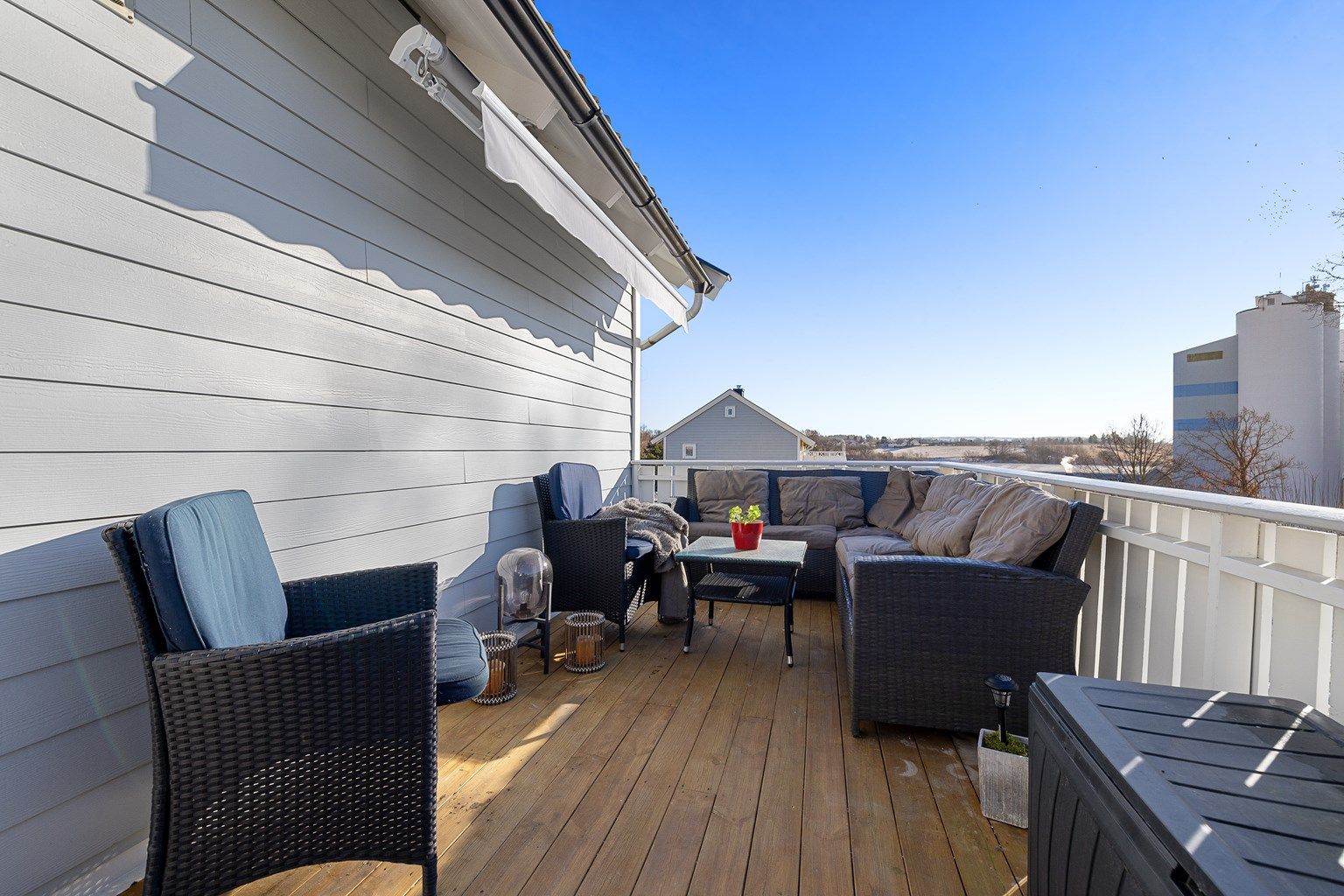 Foruten gode solforhold byr balkongen også på langstrakt utsikt over Glomma.