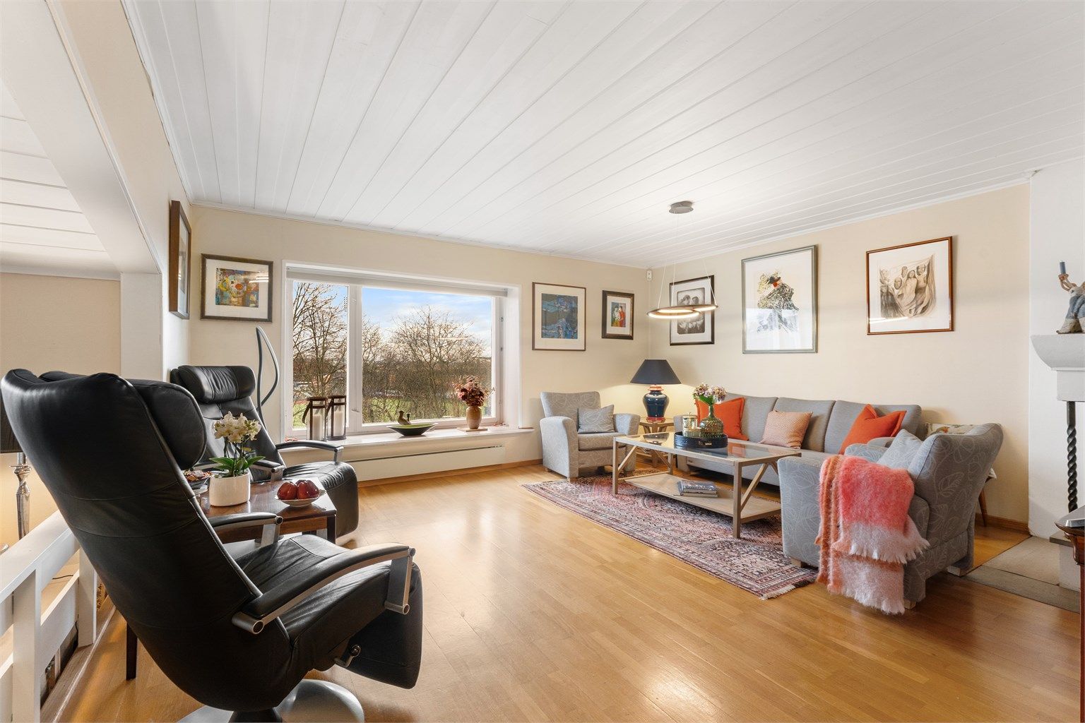 Stuen er romslig og har store vindusflater som slipper inn rikelig med dagslys.