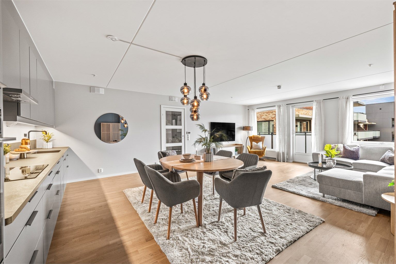 Leiligheten har en moderne løsning, med romslig plass til langbord.