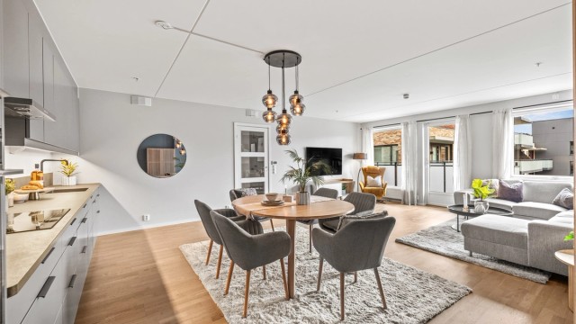 Leiligheten har en moderne løsning, med romslig plass til langbord.