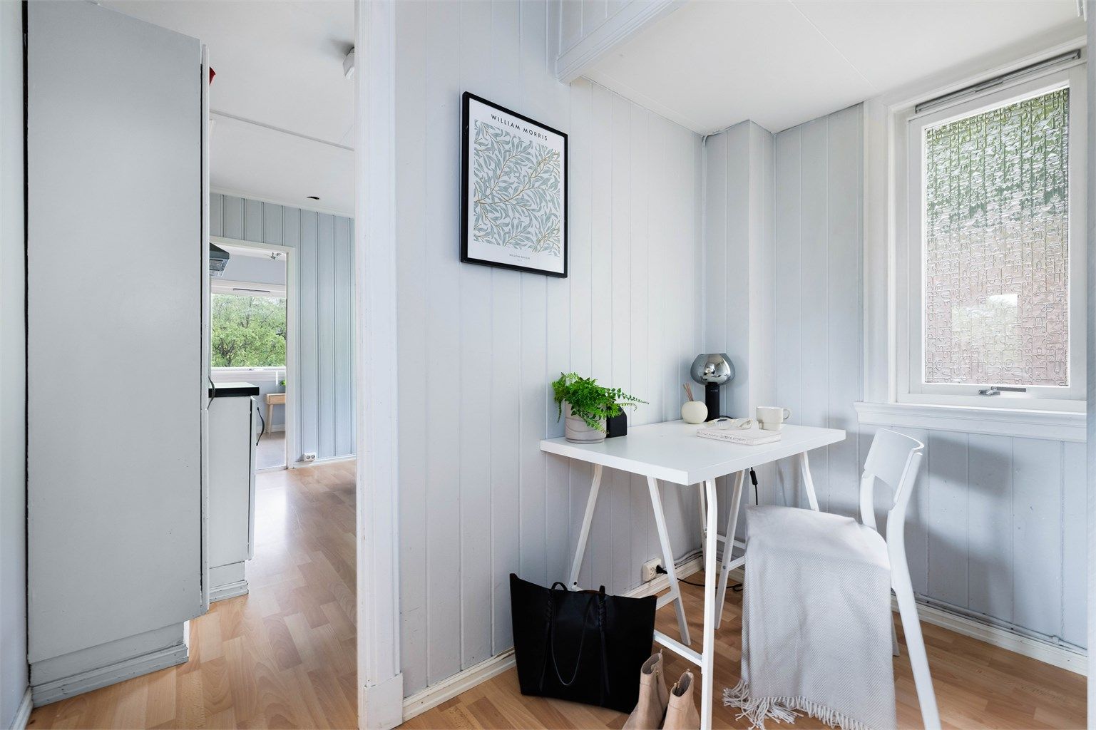 I tilknytning til entréen er det en praktisk nisje, egnet for en liten arbeidsplass.