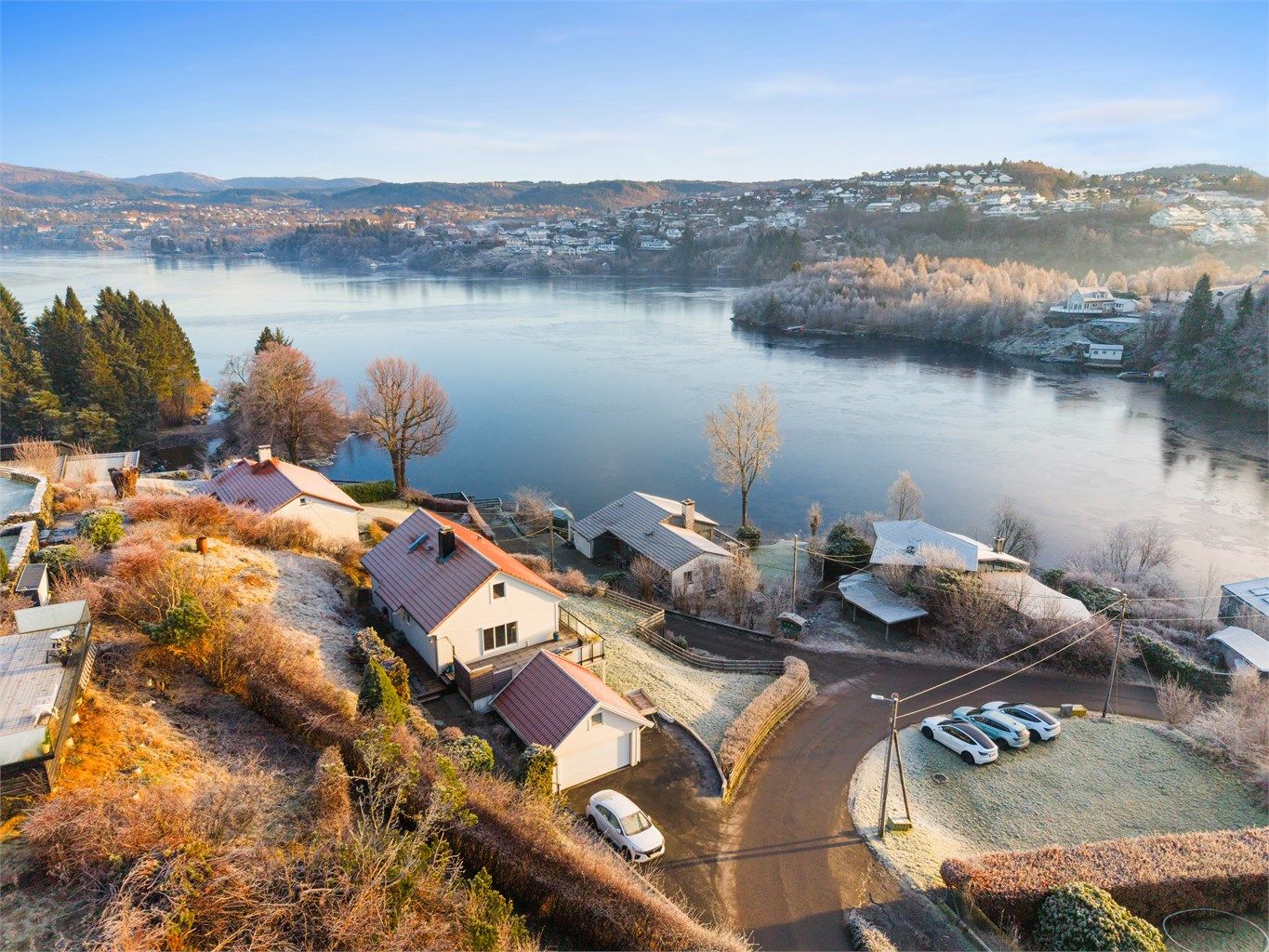 Biloppstillingsplass og garasje ved innkjøring til eiendommen.