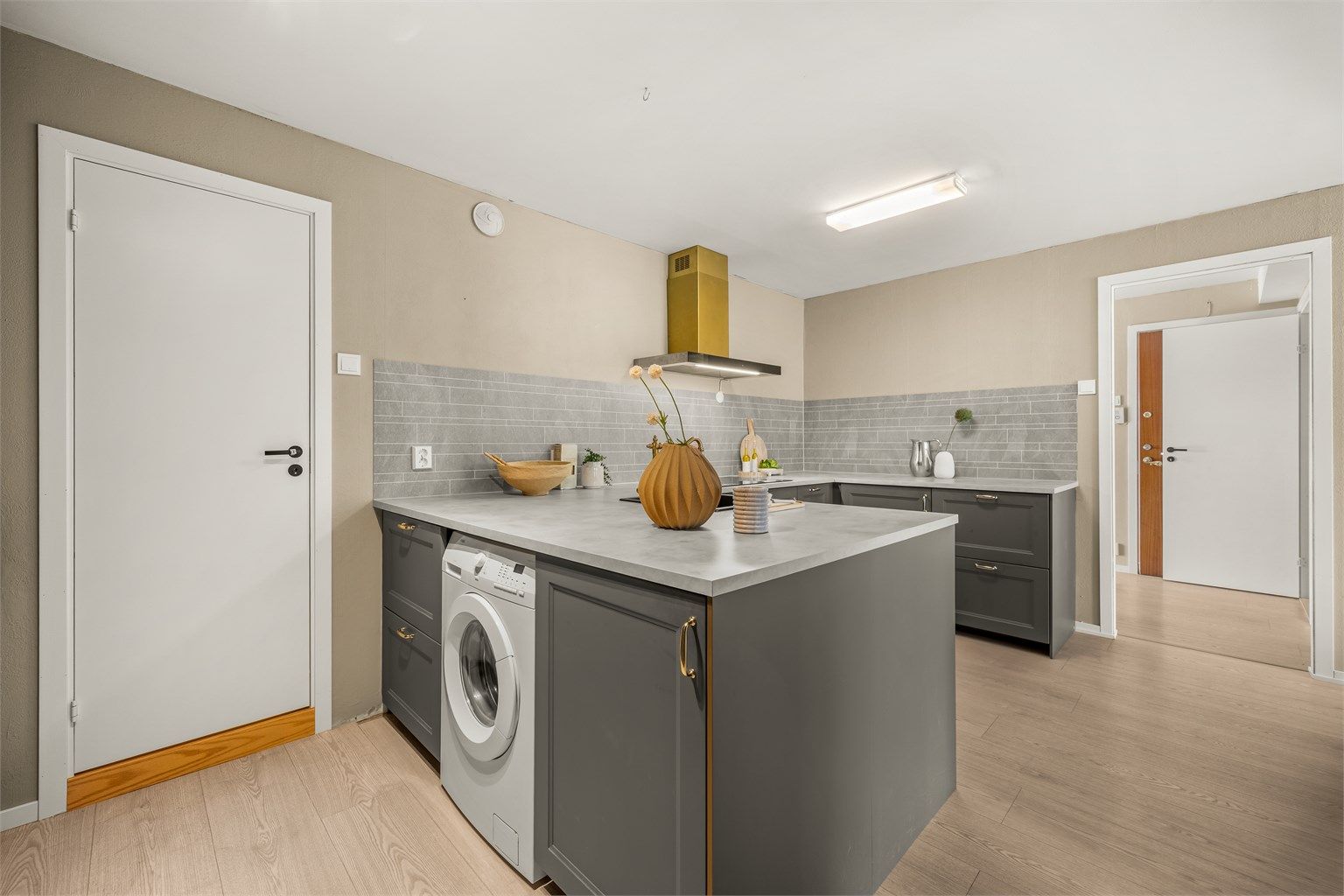 Det er opplegg for vaskemaskin på kjøkkenet og vaskemaskin medfølger.