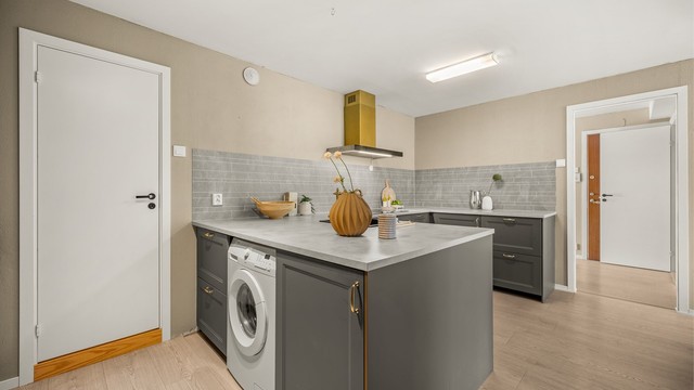 Det er opplegg for vaskemaskin på kjøkkenet og vaskemaskin medfølger.