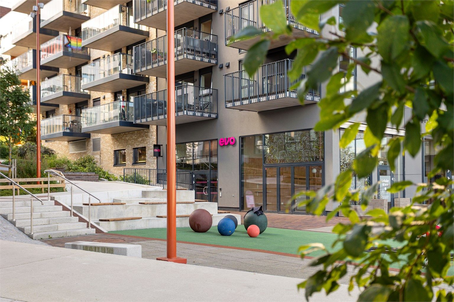 EVO Frysja ligger rett på torget utenfor bygget for enkel tilgang til trening.