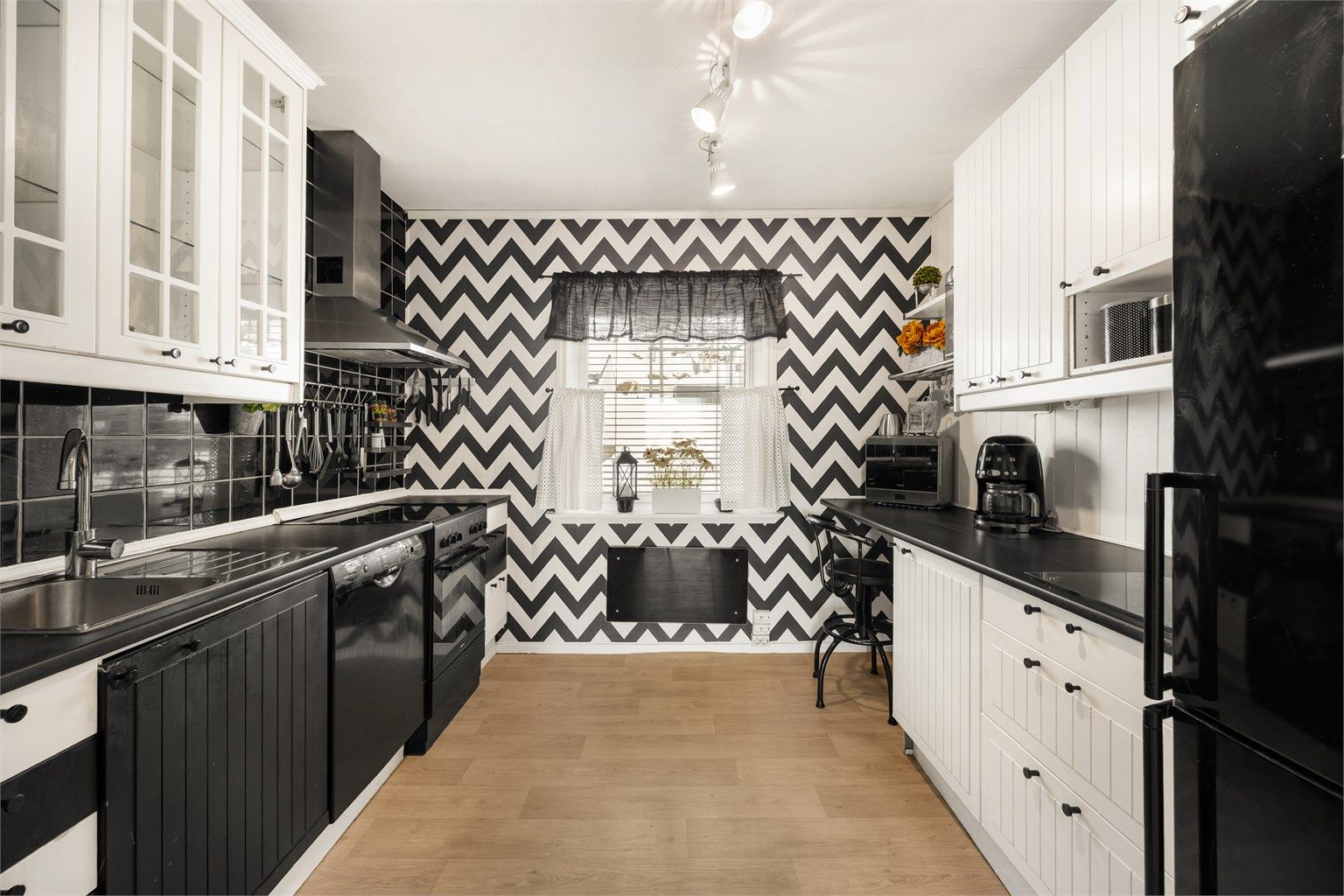 Kjøkkeninnredning fra IKEA med profilerte fronter fra 2003 i svart og hvit utførelse. Foto: Stine Prøitz Jørgensen