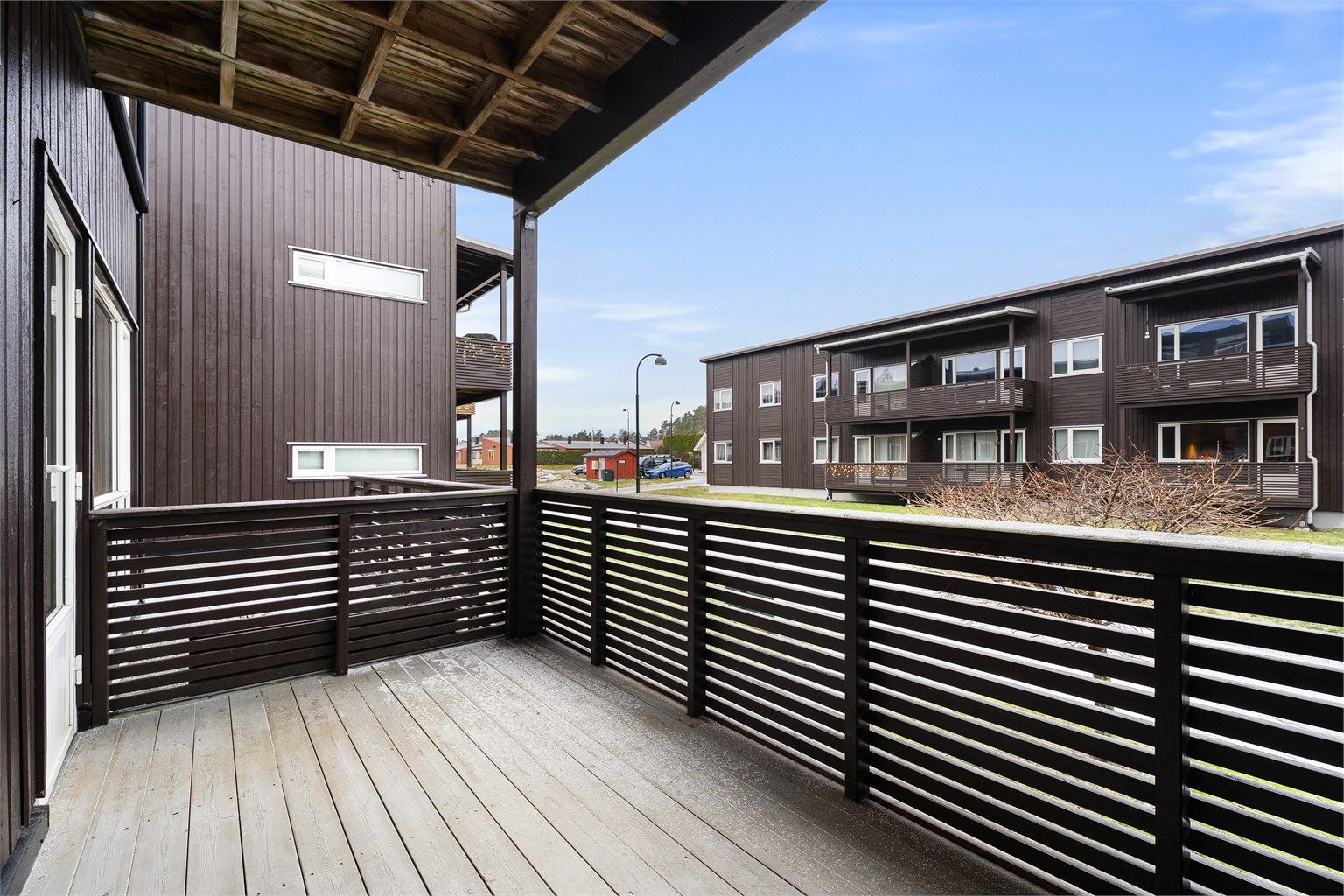 Balkong med overbygg og gode forhold for uteopphold.
