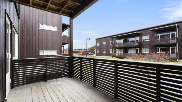 Balkong med overbygg og gode forhold for uteopphold.