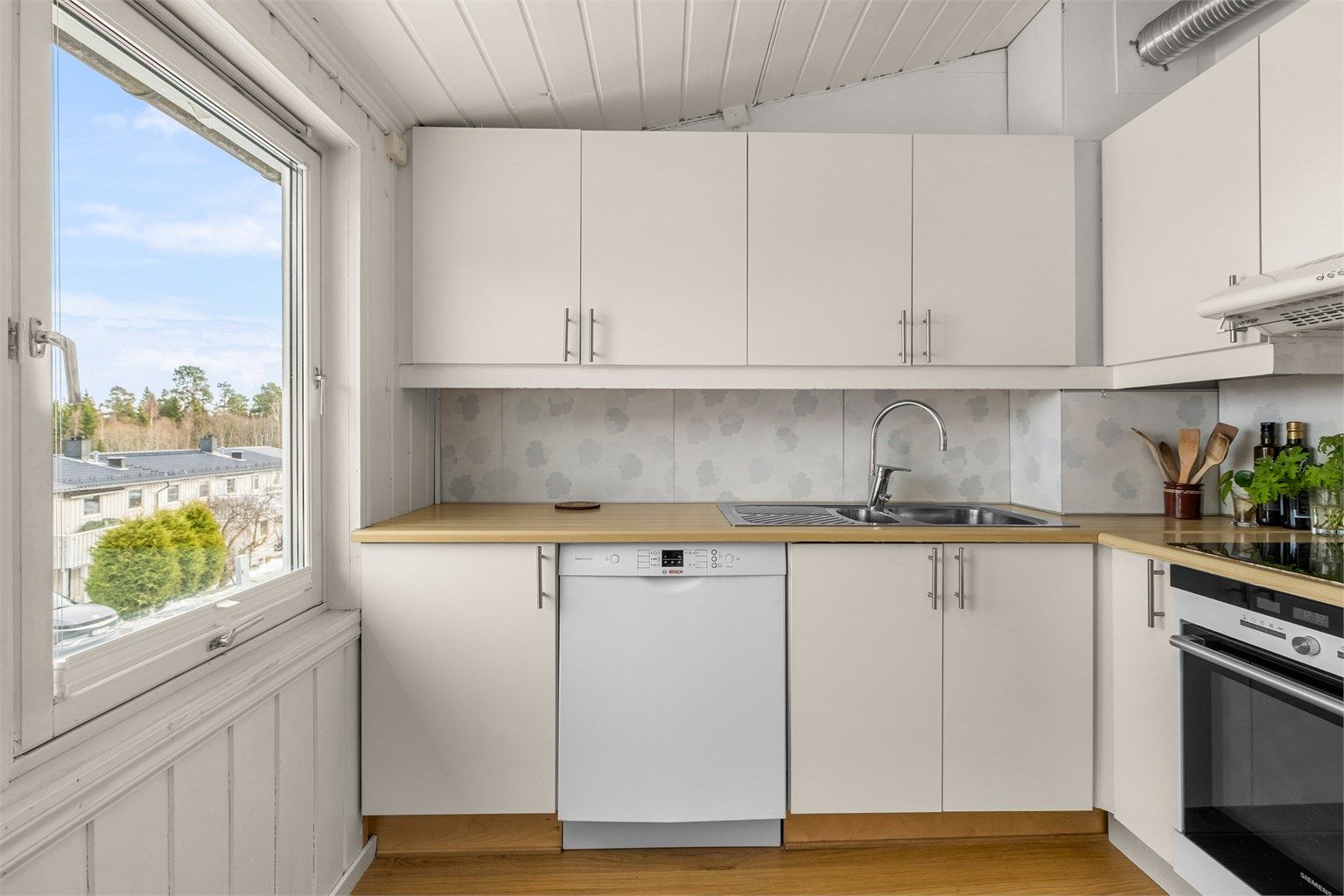 Kjøkkenet har rikelig med skap- og benkeplass! 