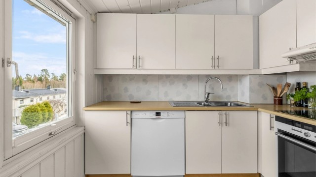 Kjøkkenet har rikelig med skap- og benkeplass!