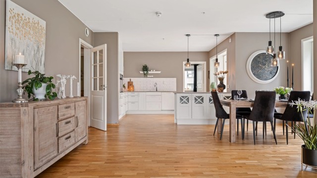 Kjøkkenet har åpen løsning til stue, hvor det er stor og god plass til spisebord