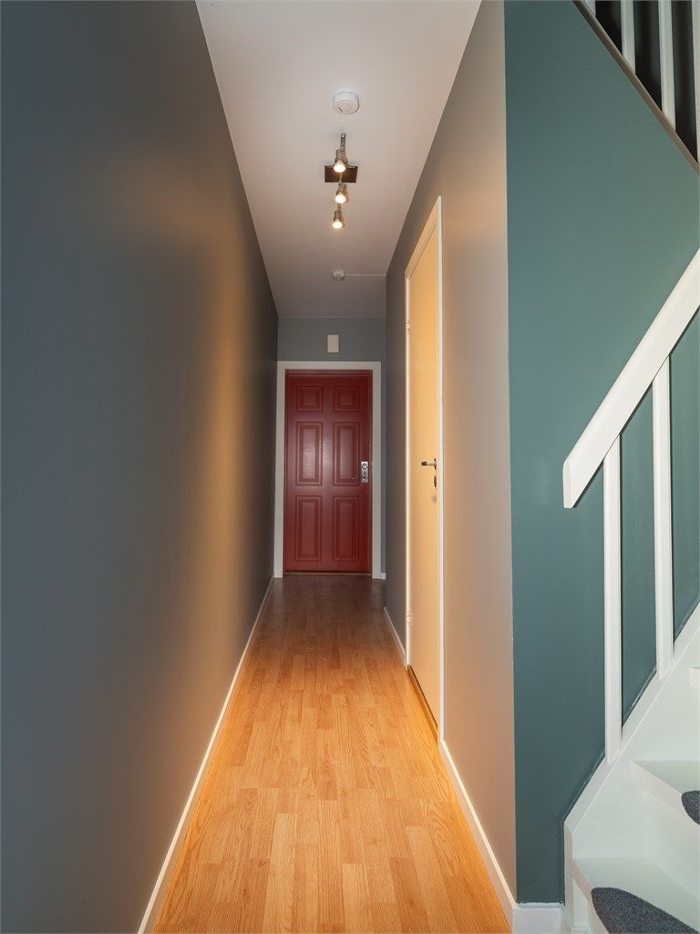 Gang 1. etg. Bad inn til høyre. Vegger malt senere tid.