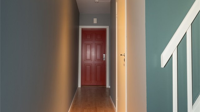 Gang 1. etg. Bad inn til høyre. Vegger malt senere tid.