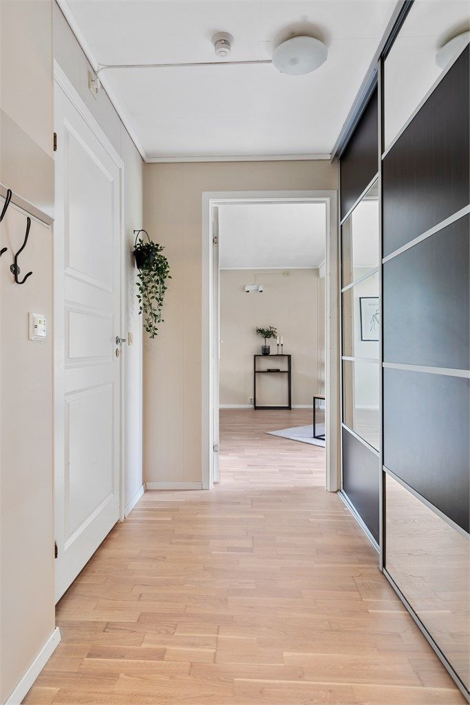 Romslig gang med god plass til å henge fra seg yttertøy i garderobeløsning. 