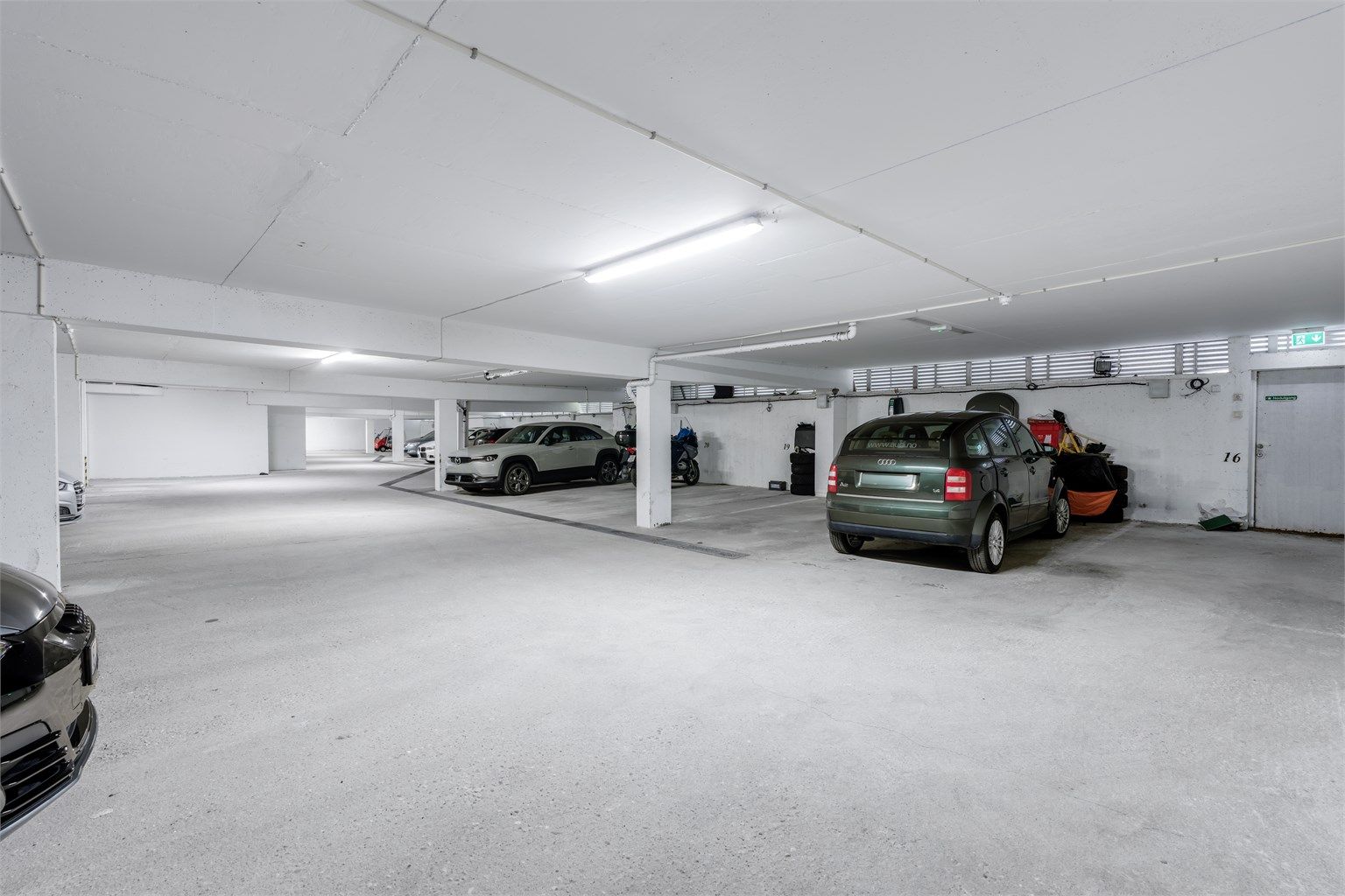Garasjeanlegget gir trygg og tørr parkering året rundt.