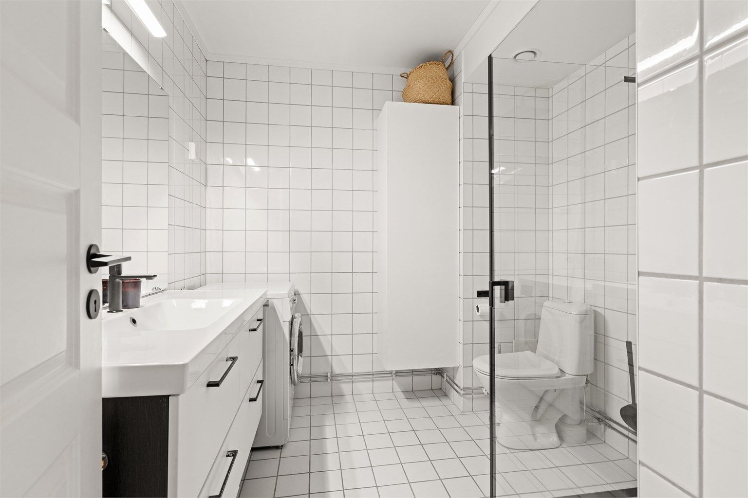 Det er opplegg for vaskemaskin og mekanisk avtrekk som sikrer god ventilasjon.
