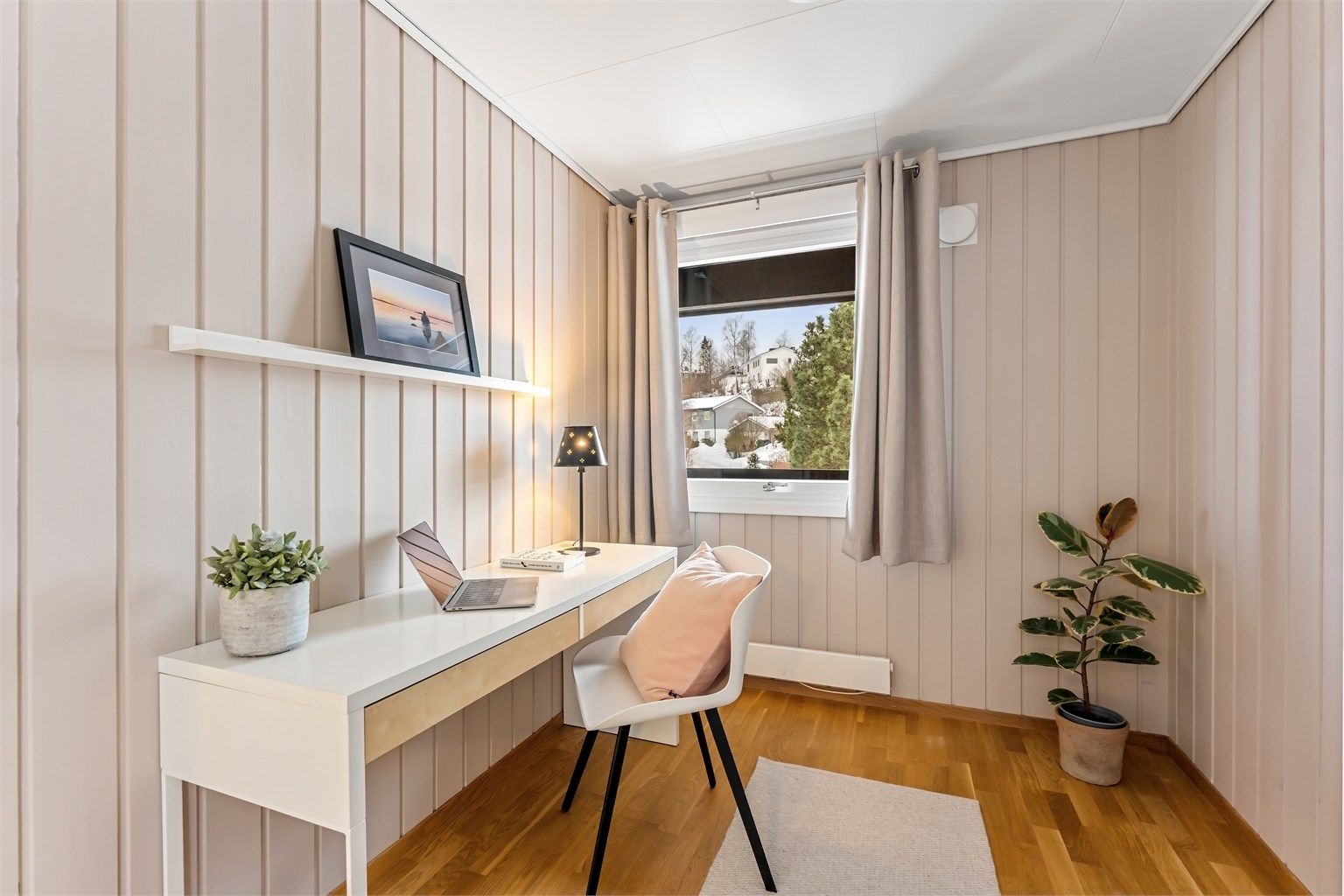 Det tredje soverommet egner seg godt som barnerom, gjesterom eller kontor.