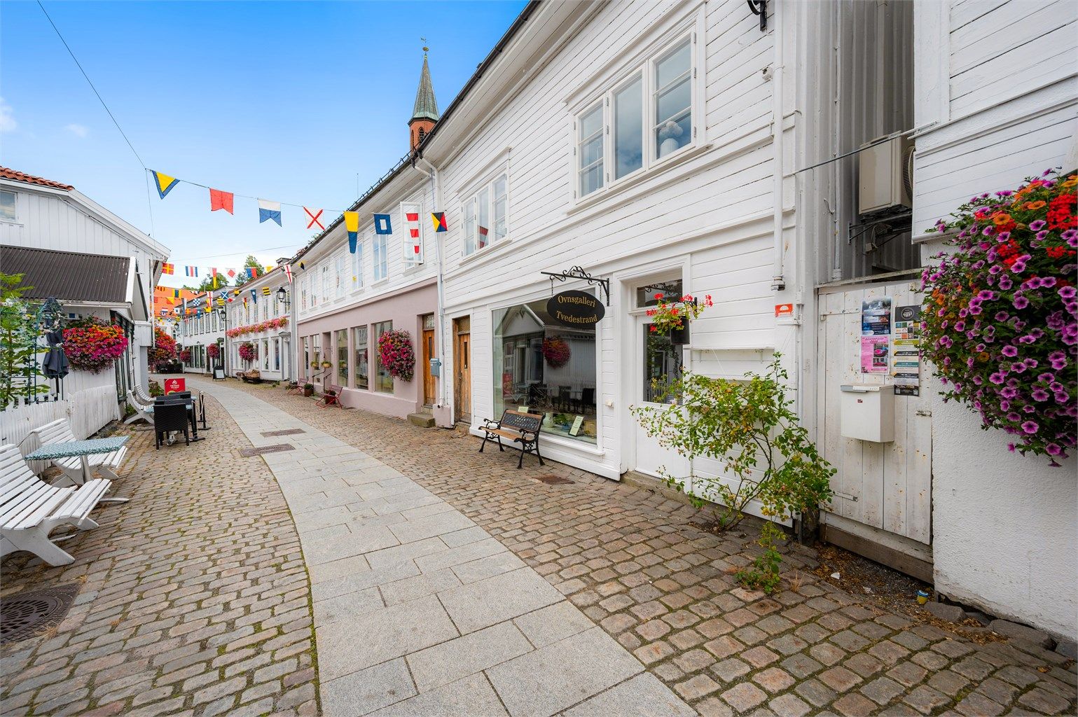 Beliggenhet i en sjarmerende gate med brostein og historisk bebyggelse. Fotograf: Thor Brobakken