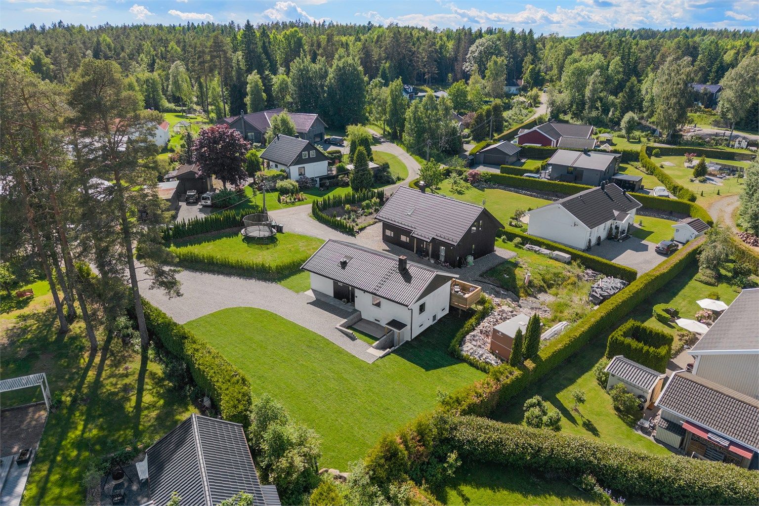 Eiendommen ligger i et rolig og landlig nabolag. 