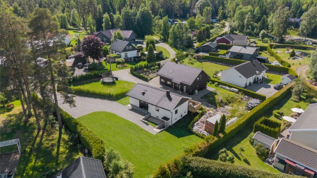 Eiendommen ligger i et rolig og landlig nabolag.