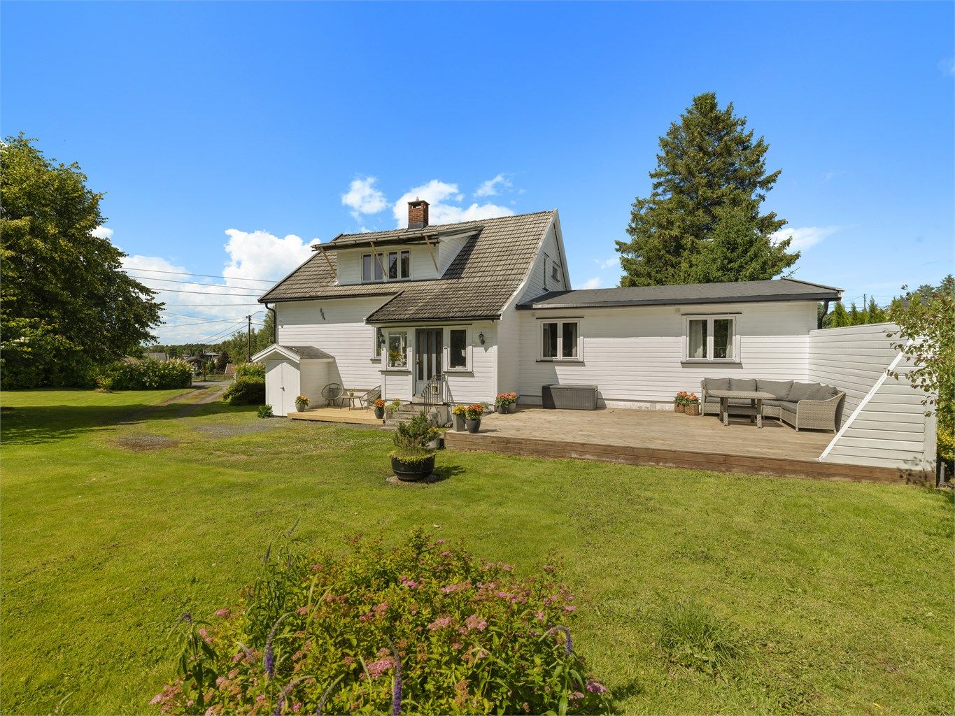 I 1972 ble tilbygg til første etasje oppført, med både bad og flere soverom.