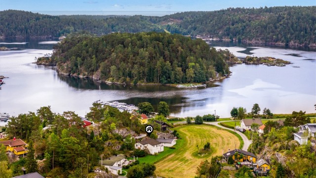Fra hytta er det kun en liten spasertur ned til sjøen.