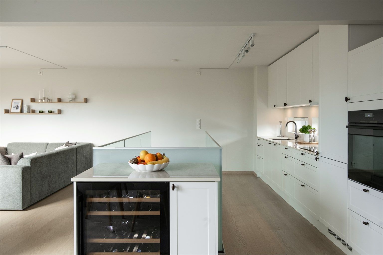 Kjøkkenet ble totalrenovert i 2025 og har en elegant benkeplate i stein og integrert vinskap.