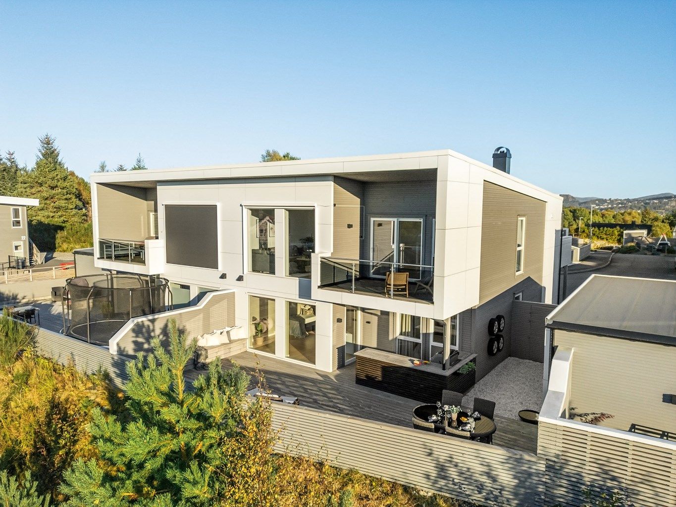 Velkommen til Storheia 18-  Strøken funkis tomannsbolig over 2 etasjer fra 2019. 