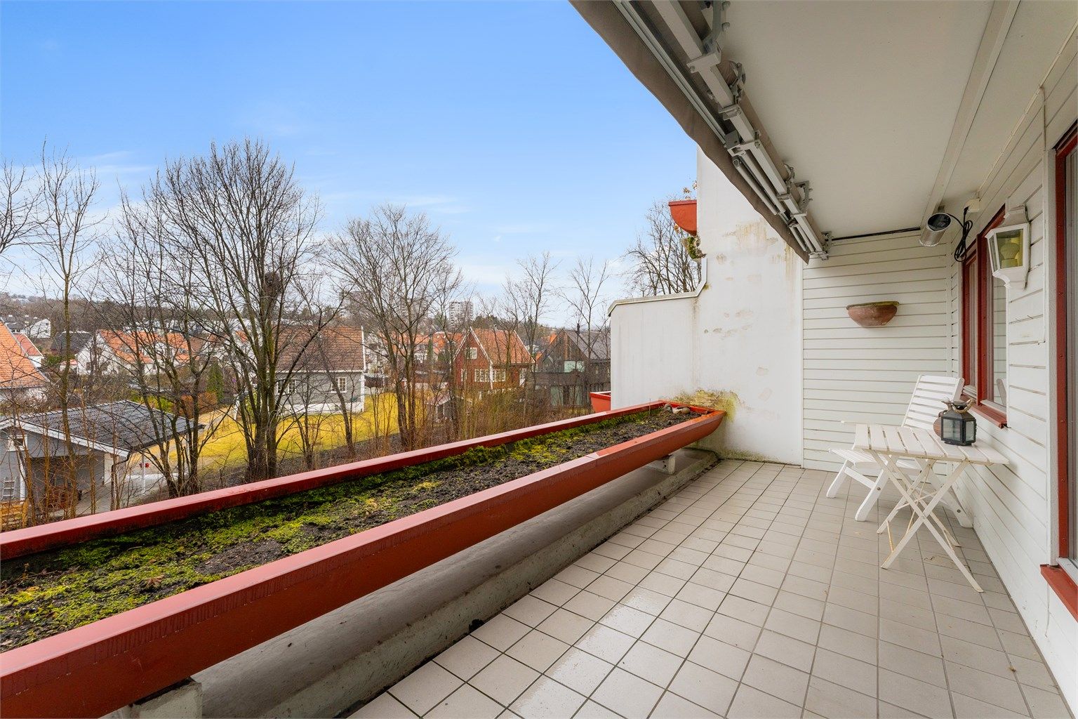 Solrik 12 kvm nordvestvendt terrasse med utvendig bod og elektrisk markise